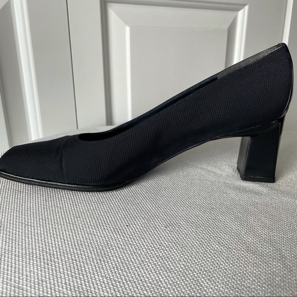 Stuart Weitzman Women's Vintage Style Ribbed Navy Blue Heels Size 9 AA - Picture 6 of 10